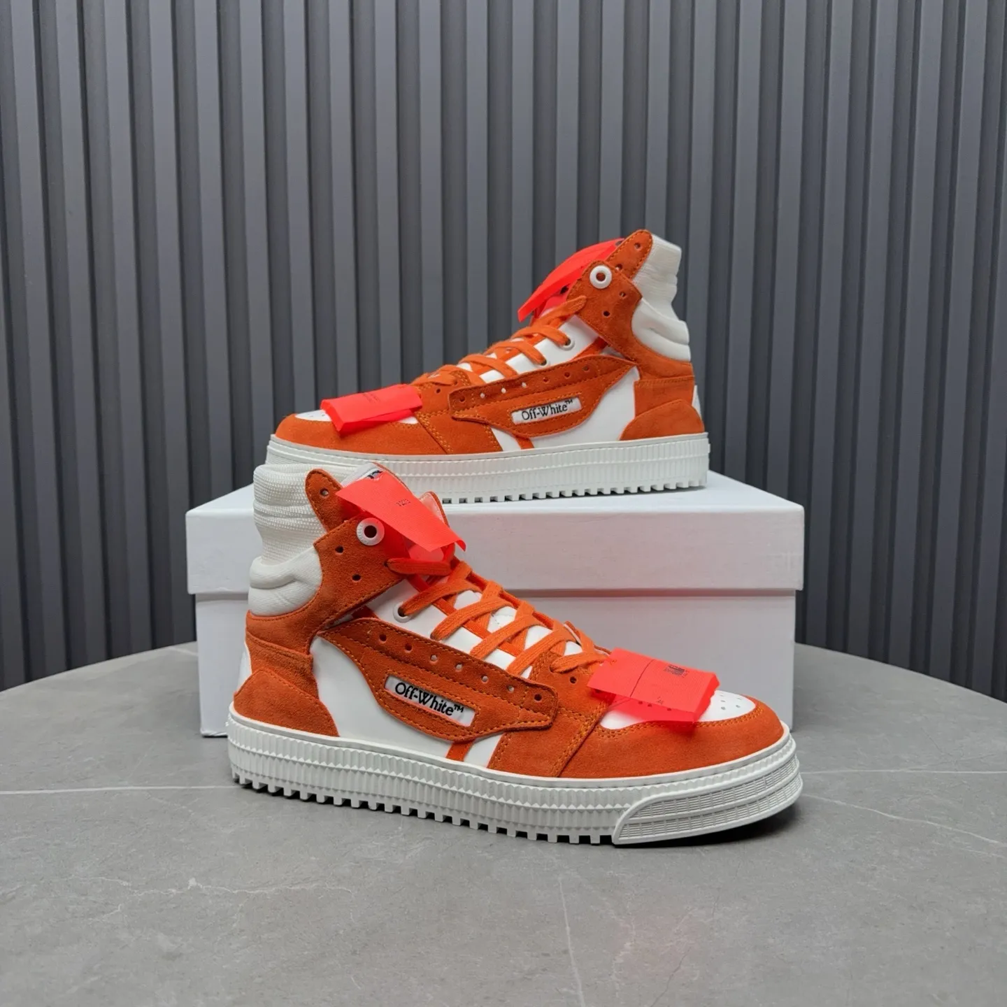 [OFF WHITE] P: 740💰Couple model👫, Size: Female 35-40. Male 39-44 (45.46 customized) High-quality version👊 "Out of office" series original molding, original lasting, production process 1:1 original ➰OFF GRAY WHITE OW ➰ First-layer cowhide, imported skin-friendly and environmentally friendly polyester mesh, original molding, high elasticity and environmentally friendly molding pad Made with the original lasting process. The original molded rubber outsole (never yellows and deforms) has a super correct shape, bright color and strong three-dimensional effect👍. Packaging💯Full set of packaging synchronized with the official website (branded paper, certificate of quality, branded cloth bag)